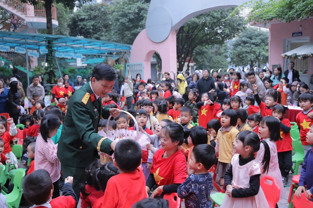 Trường Mầm non Dịch Vọng: Tổ chức nhiều sự kiện chào mừng ngày truyền thống QĐND Việt Nam- Ảnh 10.