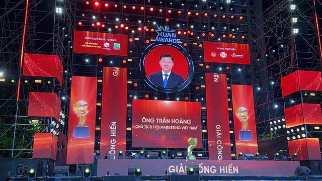 Chủ tịch Hội Marketing Việt Nam, ông Trần Hoàng được vinh danh giải Cống hiến tại Vạn Xuân Awards 2024.