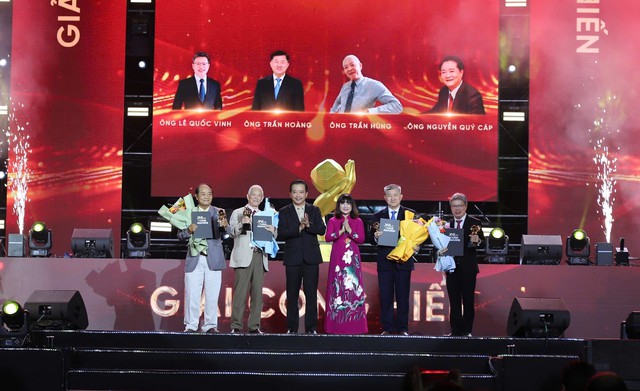 Chủ tịch Hội Marketing Việt Nam được vinh danh giải Cống hiến tại Vạn Xuân Awards 2024- Ảnh 2.