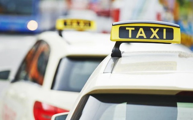 Xe ô tô kinh doanh vận tải hành khách bằng taxi phải có phù hiệu "XE TAXI"- Ảnh 1.