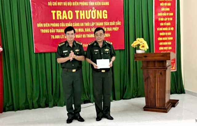 Kiên Giang: Trao thưởng 2 đơn vị bắt giữ tàu chở 70.000 lít dầu DO không rõ nguồn gốc- Ảnh 1.