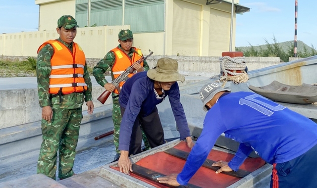 Kiên Giang: Trao thưởng 2 đơn vị bắt giữ tàu chở 70.000 lít dầu DO không rõ nguồn gốc- Ảnh 2.