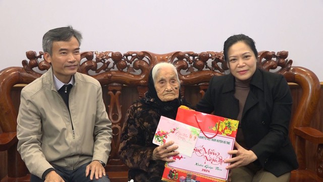 Thái Bình: Huyện Vũ Thư tổ chức thăm, tặng quà các gia đình chính sách- Ảnh 1.