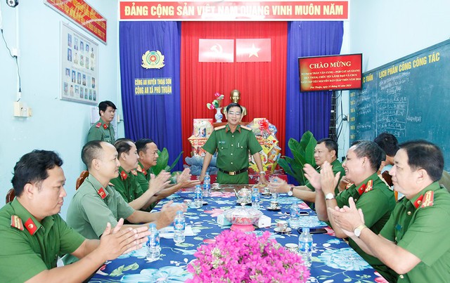Đại tá Trần Văn Cung, Phó Giám đốc Công an tỉnh chúc Tết Công an xã Phú Thuận, huyện Thoại Sơn.