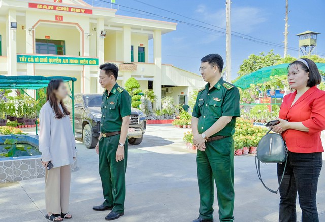 Đại tá Võ Văn Sử - Chỉ huy trưởng BĐBP tỉnh Kiên Giang gặp gỡ, căn dặn đôi điều trước khi 2 cô cháu về quê Thái Nguyên.