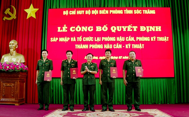 Đại tá Nguyễn Trìu Mến - Bí thư Đảng ủy, Chính ủy BĐBP tỉnh trao Quyết định điều động, bổ nhiệm đối với các chức danh sĩ quan thuộc phòng Hậu cần - Kỹ thuật.