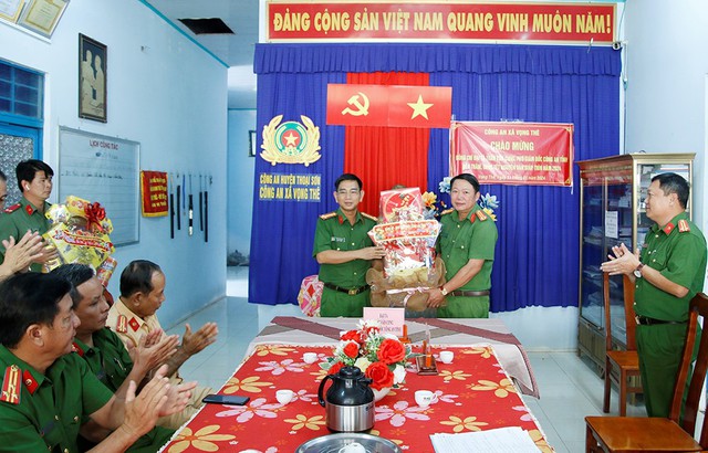 Đại tá Trần Văn Cung, Phó Giám đốc Công an tỉnh chúc Tết và tặng quà Công an xã Vọng Thê.