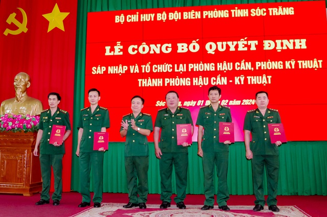 Đại tá Nguyễn Trìu Mến - Bí thư Đảng ủy, Chính ủy BĐBP tỉnh trao quyết định thành lập Chi bộ phòng Hậu cần - Kỹ thuật.