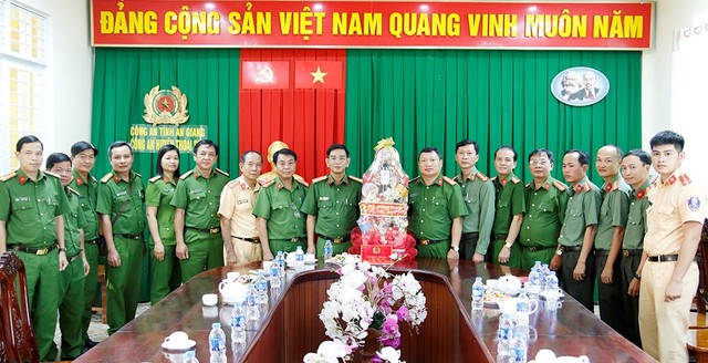 Đại tá Trần Văn Cung, Phó Giám đốc Công an tỉnh chúc Tết và tặng quà Công an huyện Thoại Sơn.