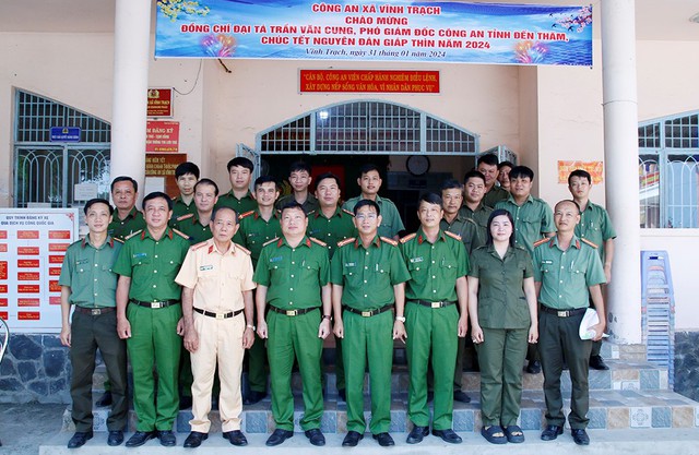 Đại tá Trần Văn Cung, Phó Giám đốc Công an tỉnh thăm, chúc Tết Công an xã Vĩnh Trạch, huyện Thoại Sơn.