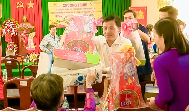 Ông Trần Văn Huyến - Phó Bí thư Thường trực Tỉnh uỷ, Chủ tịch HĐND tỉnh tặng quà gia đình chính sách, hộ nghèo.
