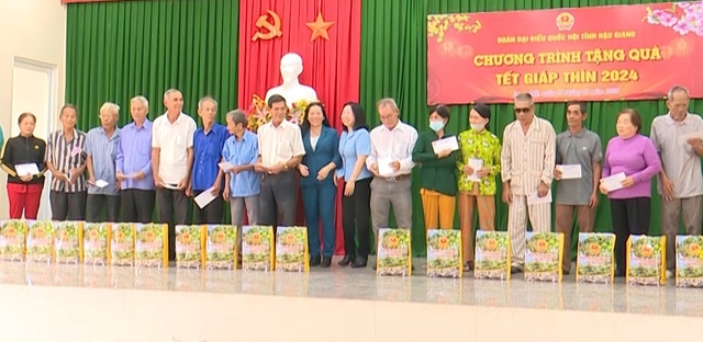 Đoàn ĐBQH tỉnh Hậu Giang tặng quà gia đình chính sách, hộ nghèo huyện Long Mỹ.