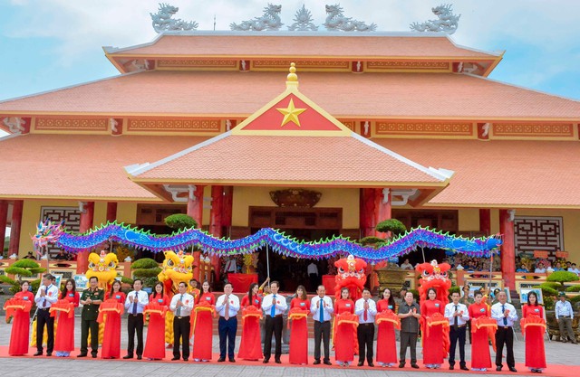 Các đại biểu cắt băng khánh thành Khu chứng tích chiến tranh Rừng tràm Bang Biện Phú và đền thờ Anh hùng liệt sĩ người có công huyện Vĩnh Thuận.