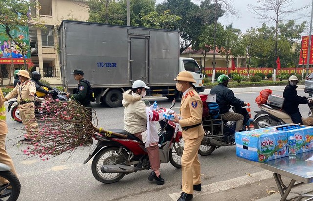 Lực lượng CSGT Hà Nội: 100% quân số "xuyên Tết" bảo đảm trật tự an toàn giao thông- Ảnh 3.