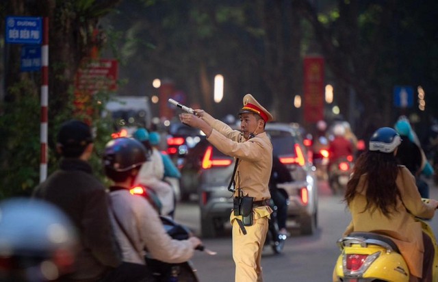 Lực lượng CSGT Hà Nội: 100% quân số "xuyên Tết" bảo đảm trật tự an toàn giao thông- Ảnh 1.