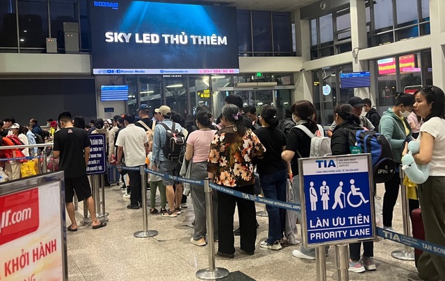 Sân bay Tân Sơn Nhất đón lượng khách cao nhất Tết Giáp Thìn trong ngày lễ tình nhân- Ảnh 1.