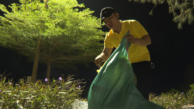 Hàng trăm cán bộ nhân viên Sun Group Tây Ninh dọn sạch rác núi Bà Đen- Ảnh 1.