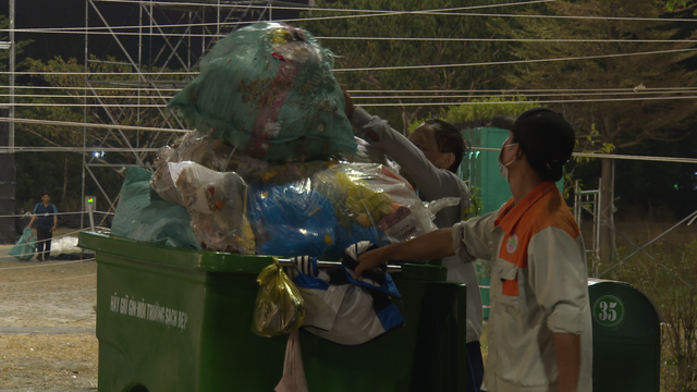 Hàng trăm cán bộ nhân viên Sun Group Tây Ninh dọn sạch rác núi Bà Đen- Ảnh 2.
