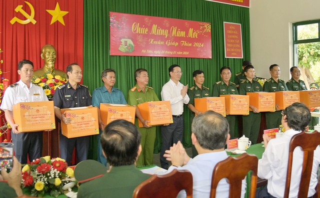Chủ tịch nước Võ Văn Thưởng, thăm, chúc tết, tặng quà cán bộ, chiến sĩ BĐBP tỉnh Kiên Giang và các lực lượng đang làm nhiệm vụ trực tết tại Biên giới Hà Tiên.