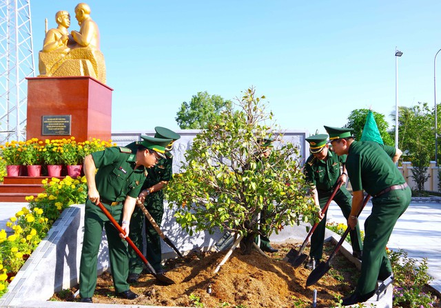 Các đồng chí trong Bộ chỉ huy trồng cây tại khuôn viên tượng đài Bác Hồ với Chiến sĩ Biên phòng của đơn vị.