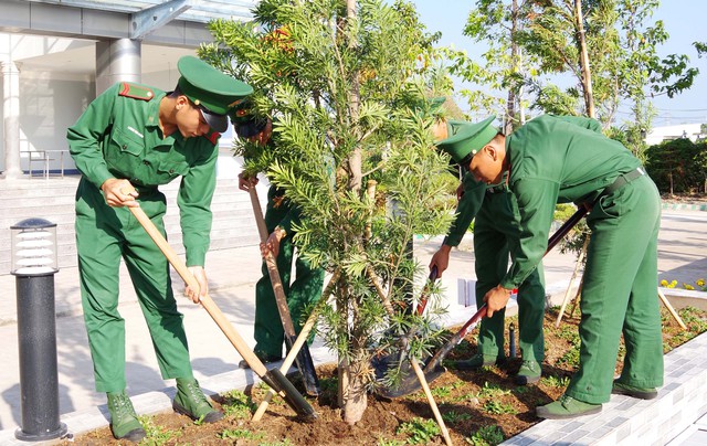 Chiến sĩ đơn vị trồng và chăm sóc cây trong khuôn viên doanh trại.