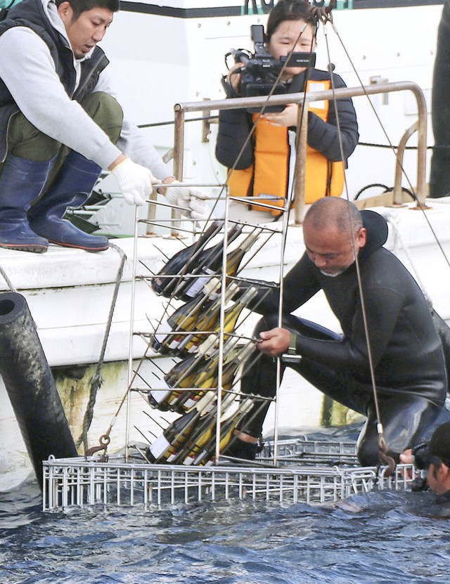 Những chai rượu vang đang được nhấn chìm ở eo biển Oshima ngoài khơi thị trấn Setouchi, tỉnh Kagoshima