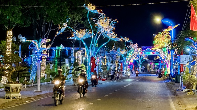 Vĩnh Thuận về đêm lung linh ánh đèn trang trí Tết.