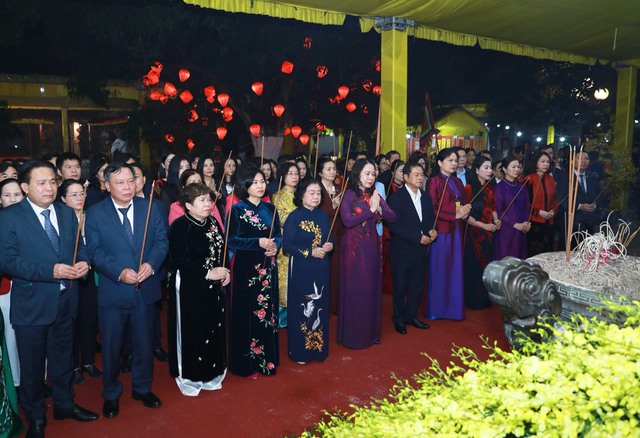Phó Chủ tịch nước Võ Thị Ánh Xuân và các đại biểu đã tới dâng hương tại Khu di tích quốc gia đặc biệt đền Hai Bà Trưng