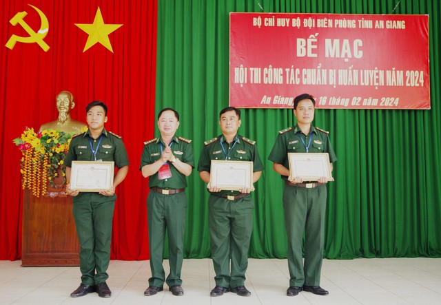 Ban Tổ chức trao giải cho các đơn vị đạt thành tích.