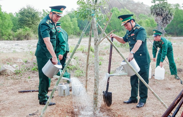 Lãnh đạo Bộ Chỉ huy BĐBP tỉnh trồng cây, đời đời nhớ ơn Bác Hồ.