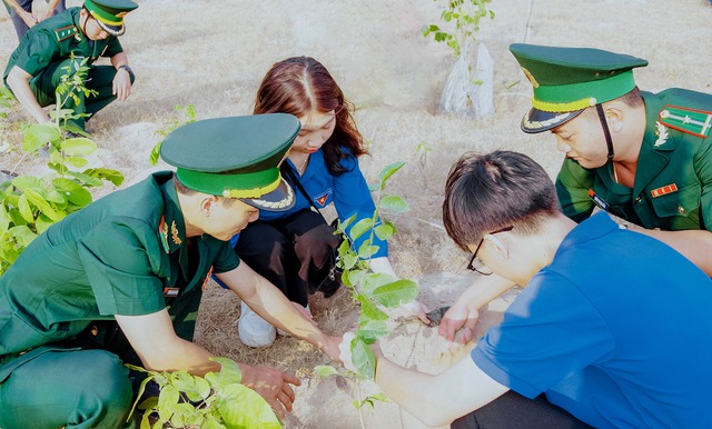 Cán bộ, chiến sĩ và đoàn viên thanh niên tham gia lễ phát động trồng cây.