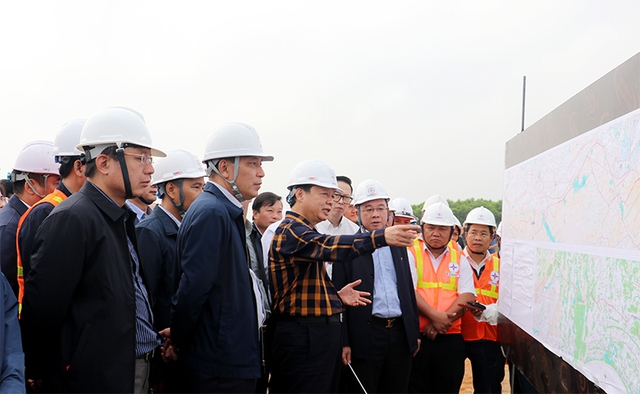 Phó Thủ tướng Chính phủ Trần Hồng Hà kiểm tra tình hình thực hiện các dự án trọng điểm của quốc gia đi qua địa bàn tỉnh Nghệ An- Ảnh 1.