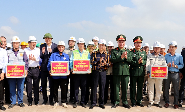 Phó Thủ tướng Chính phủ Trần Hồng Hà kiểm tra tình hình thực hiện các dự án trọng điểm của quốc gia đi qua địa bàn tỉnh Nghệ An- Ảnh 3.