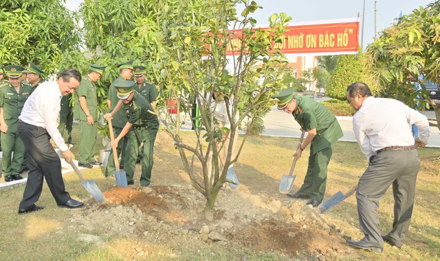 Các đồng chí trong Ban thường vụ Bộ đội Biên phòng tỉnh Kiên Giang, cùng lãnh đạo chính quyền địa phương huyện Hòn Đất tiến hành trồng cây trong khuôn viên đồn Biên phòng Lình Huỳnh.