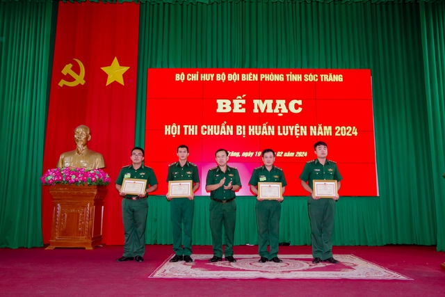 Đại tá Lê Hồng Hà, Phó chỉ huy trưởng, Tham mưu trưởng BĐBP tỉnh trao giấy khen cho các đội đạt giải cao tại hội thi.