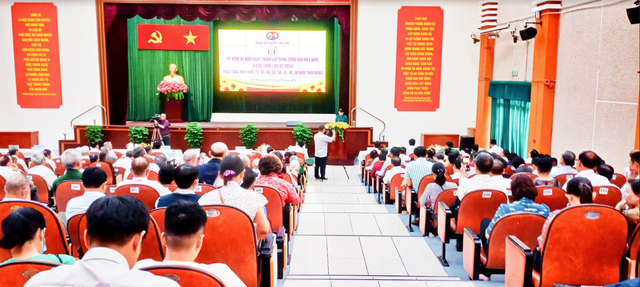 TP. Hồ Chí Minh: Quận Tân Phú tổ chức Lễ trao huy hiệu Đảng đợt 3/2 - Ảnh 1.