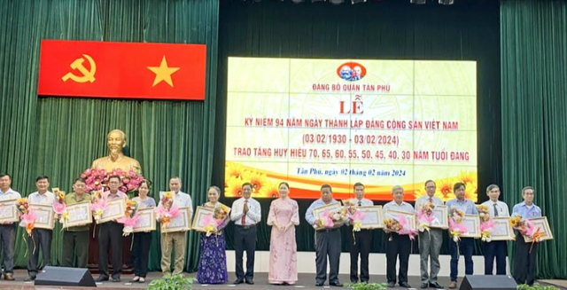 TP. Hồ Chí Minh: Quận Tân Phú tổ chức Lễ trao huy hiệu Đảng đợt 3/2 - Ảnh 2.