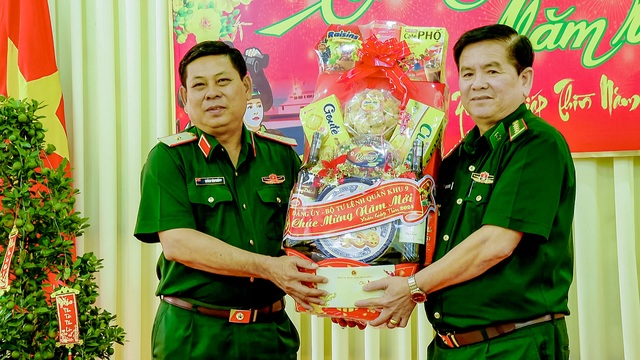 Thiếu tướng Quách Văn Nhỏ - Phó Tư lệnh Quân khu 9 tặng quà chúc tết BĐBP Sóc Trăng.
