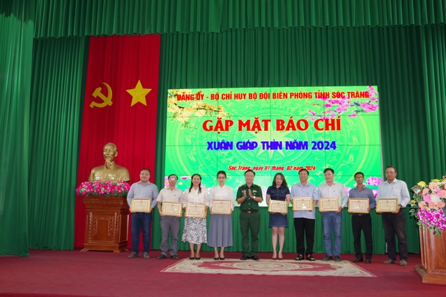 Đại tá Nguyễn Trìu Mến - Bí thư Đảng ủy, Chính ủy BĐBP tỉnh trao giấy khen cho cá nhân có thành tích tiêu biểu trong công tác phối hợp tuyên truyền năm 2023.