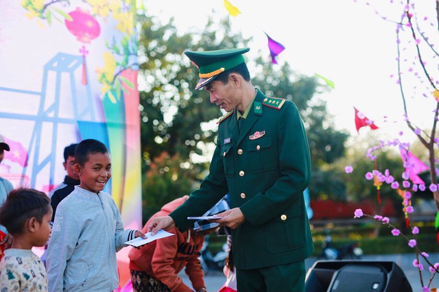 Thắm tình quân dân với chương trình "Xuân biên phòng - Ấm lòng dân bản - Tết nhân ái" ở vùng biên Quảng Trị- Ảnh 12.