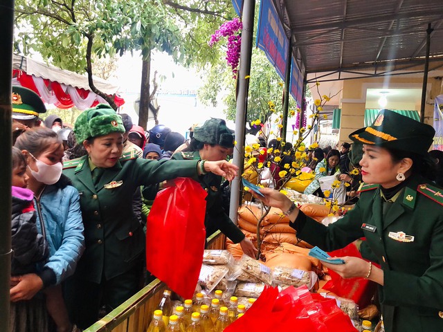 Thắm tình quân dân với chương trình "Xuân biên phòng - Ấm lòng dân bản - Tết nhân ái" ở vùng biên Quảng Trị- Ảnh 6.