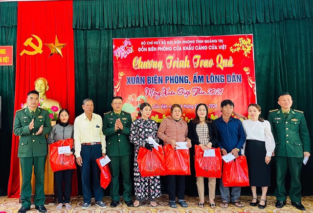 Thắm tình quân dân với chương trình "Xuân biên phòng - Ấm lòng dân bản - Tết nhân ái" ở vùng biên Quảng Trị- Ảnh 7.