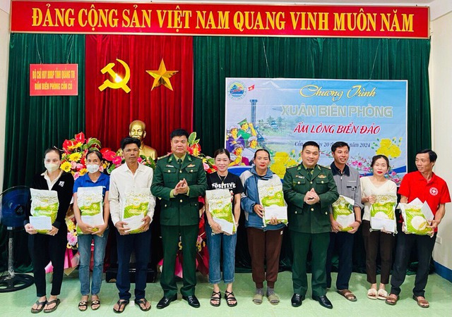Thắm tình quân dân với chương trình "Xuân biên phòng - Ấm lòng dân bản - Tết nhân ái" ở vùng biên Quảng Trị- Ảnh 8.