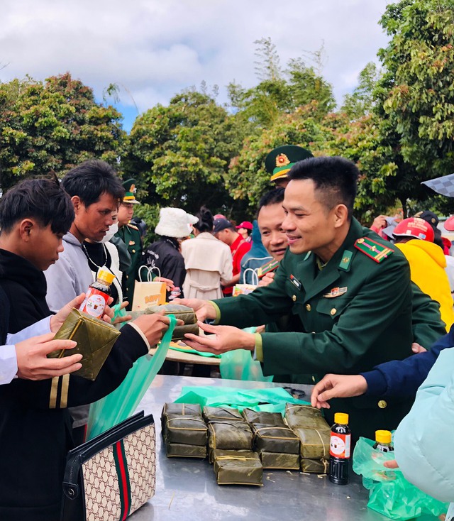 Thắm tình quân dân với chương trình "Xuân biên phòng - Ấm lòng dân bản - Tết nhân ái" ở vùng biên Quảng Trị- Ảnh 9.