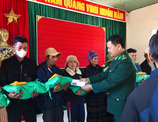 Thắm tình quân dân với chương trình "Xuân biên phòng - Ấm lòng dân bản - Tết nhân ái" ở vùng biên Quảng Trị- Ảnh 10.