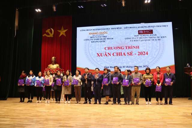 Thái Bình : Công đoàn ngành Giáo dục trao hơn 500 suất quà cho đoàn viên nhà giáo- Ảnh 1.