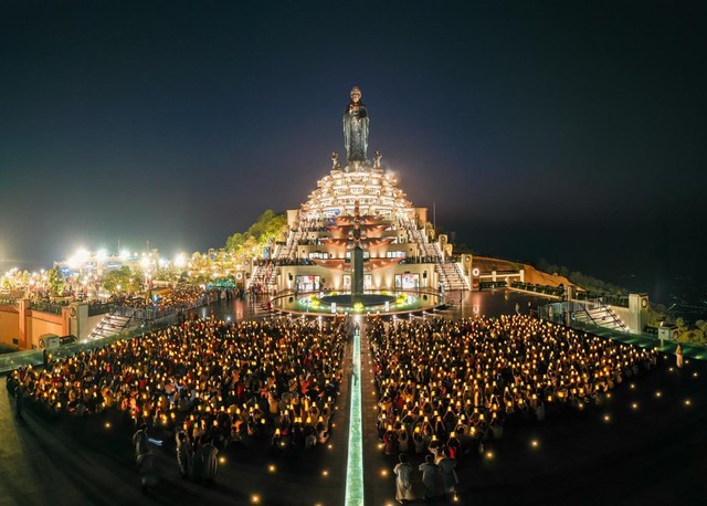 Hàng trăm ngàn du khách lên núi Bà Đen, Tây Ninh mỗi ngày để dâng đăng cầu an dịp đầu xuân năm mới- Ảnh 1.