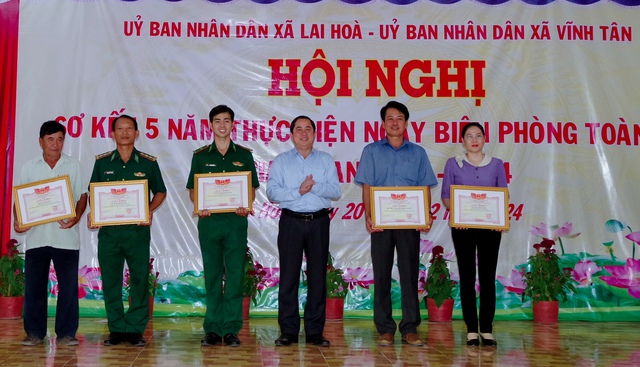 Đồng chí Ngô Hùng, Ủy viên Ban thường vụ Tỉnh ủy, Bí thư Thị ủy Vĩnh Châu trao giấy khen của UBND thị xã Vĩnh Châu cho các tập thể cá nhân có thành tích trong tham gia xây dựng khu vực biên giới vững mạnh giai đoạn 2019 - 2024.