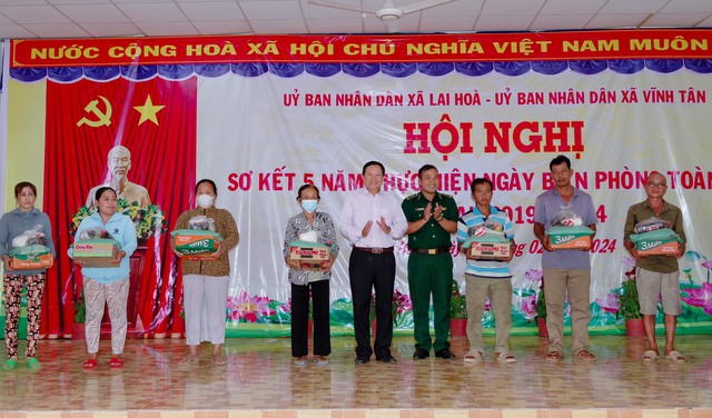 Tặng quà cho các hộ gia đình có hoàn cảnh khó khăn trên địa bàn xã Lai Hòa và Vĩnh Tân, thị xã Vĩnh Châu.