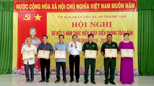 Lãnh đạo UBND huyện Cù Lao Dung trao giấy khen của UBND huyện Cù Lao Dung cho các tập thể cá nhân có thành tích trong tham gia xây dựng khu vực biên giới vững mạnh giai đoạn 2019 - 2024.